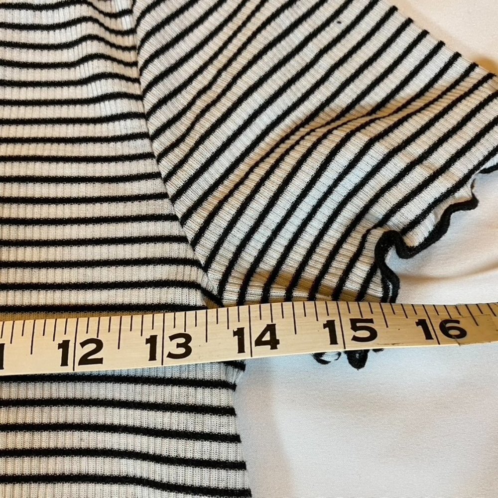 Cute Caution To The Wind black and white striped flutter hemmed T-Shirt Small - Picture 6 of 7